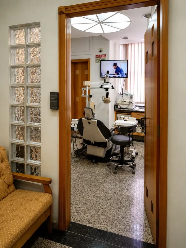 Equipamentos odontológicos modernos em ambiente clínico